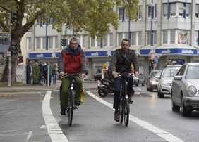 Steffen Geibhardt (links), Fahrradbeauftragter der Stadt, und Holger Odenthal, stellvertretender Amtsleiter des Amtes für Verkehrsmanagement, stellten den Anschluss der Kreuzung Am Wehrhahn/Adlerstraße an den bestehenden Radweg Adlerstraße vor. Foto: M