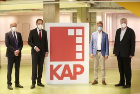 Beim Rundgang im KAP1: (v. l.) Kulturdezernent Hans-Georg Lohe, OB Dr. Stephan Keller, Stadtbüchereien-Direktor Dr. Norbert Kamp und von Seiten des Vermieters Dirck Smolka, VZN; Foto: David Young