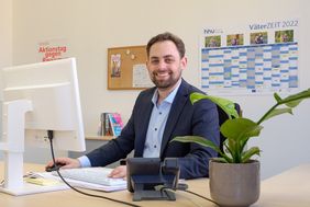 Oliver Hartmann, seit dem 15. Februar Fachberater für Jungen und Männerthemen, in seinem Büro im Amt für Gleichstellung und Antidiskriminierung; Fotos: Schaffmeister 