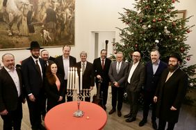 Anlässlich des jüdischen Lichterfestes wurden im Rathaus von Oberbürgermeister Dr. Stephan Keller und Mitgliedern der Jüdischen Gemeinde Chanukkakerzen angezündet, Foto: Lammert.