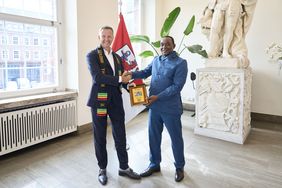 Bürgermeister Hinkel mit Frederick Fausto Faido, Bürgermeister von Sekondi-Takoradi/Ghana, am Montag, 8. September 2025, im Jan-Wellem-Saal des Rathauses. Foto: Landeshauptstadt Düsseldorf/Claus Langer