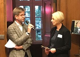 Dr. Jürgen Tietz, Hochhausbeirat, im Gespräch mit Moderatorin Miriam Beul. © Wirtschaftsförderung