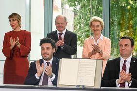 Majlinda Bregu, Dritan Abazović, Olaf Scholz, Ursula von der Leyen und Albin Kurti bei der Unterzeichnung der Abkommen © Europäische Union, 2022, CC BY 4.0 - Quelle: EC-Audiovisual Services, Fotograf: Dati Bendo