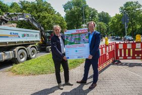 Foto von Oberbürgermeister Dr. Stephan Keller und Mobilitätsdezernent Jochen Kral (li.)  an der Baustelle Hofgartenrampe.