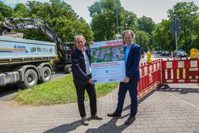 Foto von Oberbürgermeister Dr. Stephan Keller und Mobilitätsdezernent Jochen Kral (li.)  an der Baustelle Hofgartenrampe.