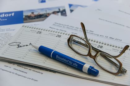 Terminkalender, auf dem eine Brille und ein Kugelschreiber liegen, © Amt für soziale Sicherung und Integration