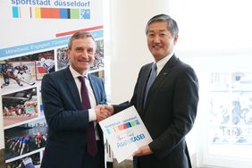 Oberbürgermeister Thomas Geisel (links) mit Hideki Tsutsumi, Managing Director der Asahi Kasei Europe GmbH