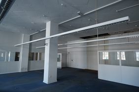 Leerstand wird kreativ genutzt: Wirtschaftsförderung bietet ehemalige Kassenhalle für temporäre Nutzungen an. Foto: Michael Gstettenbauer