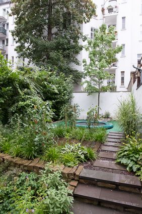 Der begrünte Innenhof bietet hohe Aufenthaltsqualität und sorgt auch an heißen Sommertagen für angenehme Kühle. Foto: Uwe Schaffmeister