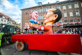 "Düsseldorf - gemeinsam jeck" - die Karnevalisten in der Landeshauptstadt feiern ihren Rosenmontagszug 2019. Foto: Melanie Zanin