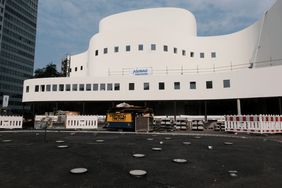 Den Gustaf-Gründgens-Platz werden nach der Fertigstellung eine Bauminsel mit drei Bäumen und ein Fontänenfeld - hier im Vordergrund ekennbar - schmücken, wo sich die Flaneure auch mittels Brumisateuren erfrischen können. Foto: Michael Gstettenbauer