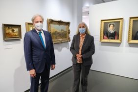 (v.r.) Kulturdezernent Hans-Georg Lohe mit Isabel Pfeiffer-Poensgen, Ministerin für Kultur und Wissenschaft des Landes Nordrhein-Westfalen, in der Ausstellung