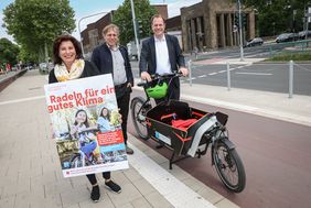 Werben für die Teilnahme am Stadtradeln-Wettbewerb: Oberbürgermeister Dr. Stephan Keller, Mobilitätsdezernent Jochen Kral und Umweltdezernentin Helga Stulgies (v.r.). Foto: Melanie Zanin