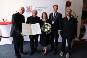 Preisträger Michael Verhoeven (2.v.l.) zusammen mit Bernd Desinger, Leiter des Filmmuseums Düsseldorf, Senta Berger, OB Dr. Stephan Keller und Laudator Mario Krebs (v.l.), Foto: David Young