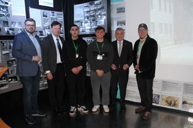 V.l.: Peter Blumenrath MdL, Stadtdirektor Burkhard Hintzsche, die Teilnehmer Ismail Laukil und Mohamed Ahmiane, Landesinnenminister Herbert Reul sowie der Einrichtungsleiter der JFE Kamper 17 Hardy Kohkemper, © Landeshauptstadt Düsseldorf