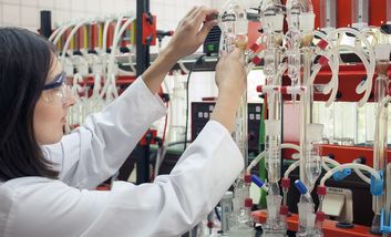 Chemielaborant*in bei der Arbeit