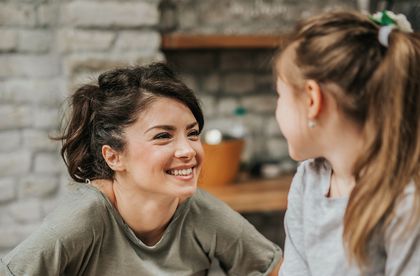 Mutter mit Kind in der Küche