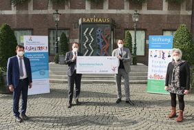 (v.r.) Judith Knuff, Björn Thiemann, Dr. Stephan Keller und Burkhard Hintzsche mit dem symbolischen Scheck, © Landeshauptstadt Düsseldorf/Ingo Lammert