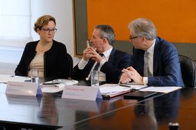 Oberbürgermeister Thomas Geisel (Mitte) mit Kulturdezernent Hans-Georg Lohe (r.) und der Musikschulleiterin Dr. Doris Bischler. Foto: Gstettenbauer