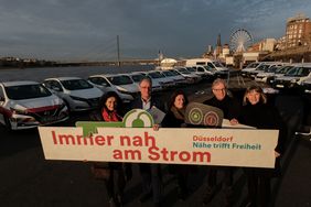Symbolische Übergabe der E-Fahrzeuge durch den Beigeordneten Prof. Dr. Andreas Meyer-Falcke (2.v.l.) an die zukünftigen Nutzer vertreten durch die Beigeordneten Cornelia Zuschke, Helga Stulgies, Hans-Georg Lohe und Dorothée Schneider (v.l.). Foto: Michael GstettenbauerLandeshauptstadt Düsseldorf, Michael Gstettenbauer
