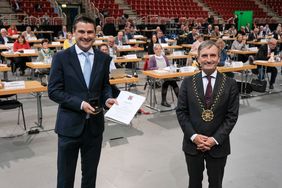 Oberbürgermeister Thomas Geisel hat Ratsherr Christian Rütz den Ehrenring des Rates der Landeshauptstadt Düsseldorf überreicht. Foto: Michael Gstettenbauer