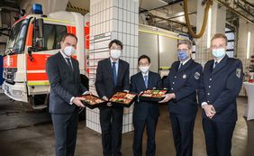 V.l.: OB Dr. Stephan Keller, Kiminori Iwama, Japanischer Generalkonsul, Dai Ueda, Generaldirektor der JETRO Düsseldorf, Felix Heidemeyer, Sprecher der Freiwilligen Feuerwehr, und David von der Lieth, Leiter der Feuerwehr. Foto: Melanie Zanin