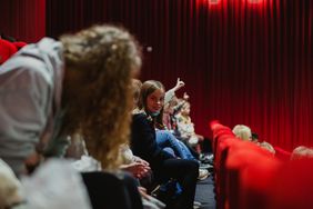 Vor knapp 200 begeisterten Zuschauerinnen und Zuschauern wurde das 37. KinderKinoFest Düsseldorf am Donnerstag, 3. November, im UFA-Palast offiziell eröffnet. Foto: Hannah Heimbuchner/LVR-ZMB