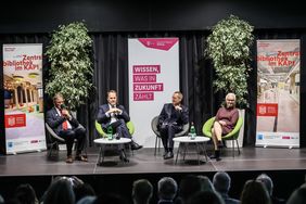 Im Rahmen des Festaktes fand eine Podiumsdiskussion mit Bibliotheksdirektor Dr. Norbert Kamp, Oberbürgermeister Dr. Stephan Keller, und Beate Möllers, Referatsleiterin im Ministerium für Kultur und Bildung, zur Bibliothek der Zukunft statt.