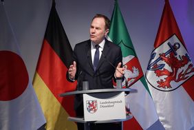 Oberbürgermeister Dr. Stephan Keller bei seinem Grußwort, das er an die rund 200 Vertreterinnen und Vertreter der japanischen Wirtschaft auf der Galopprennbahn richtete. Foto: David Young