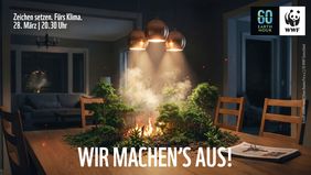 Ein KI-generiertes Bild mit brennendem Wald auf einem Wohnzimmertisch