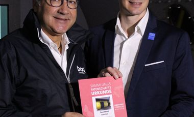 Petros Michelidakis und Dr. Jochen Reiter in der "nautilus" bei der Übergabe der Patenschaftsukunde