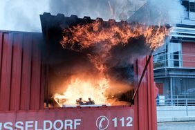 Zwei Minuten dauerte es, bis Feuer und Rauch den Raum komplett eingenommen hatten. Foto: Michael Gstettenbauer