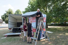 Aufbau der XXL-Mülltonne am Zuweg zur Rheinkirmes. Foto: Uwe Schaffmeister