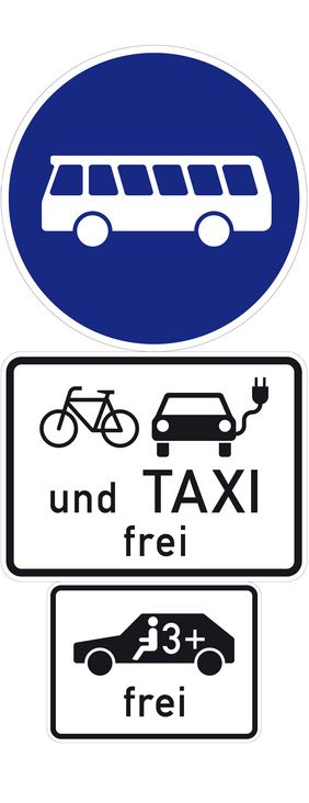 So sieht die neue Beschilderung an den Umweltspuren aus: Ein eigens entworfenes Zusatzschild signalisiert ab sofort: für Fahrgemeinschaften ab drei Personen im Auto frei.