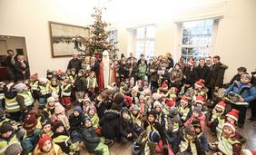 Festlicher Empfang des Nikolaus im Rathaus der Stadt Düsseldorf durch Oberbürgermeister Thomas Geisel (mit Kind auf dem Arm). Foto: Melanie Zanin