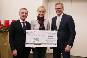 Oberbürgermeister Thomas Geisel (l.) und Dirk Lindner, Erster Vorsitzender der Stiftung Pro Sport Düsseldorf, mit Hockeyspielerin Lisa Nolte, Düsseldorfs Juniorsportlerin des Jahres 2019; Foto: Young