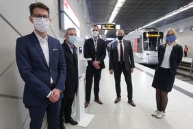 Stellten die Verwendung der  Desinfektionsmittelspende offiziell vor: Dr. Daniel Kleine, Henkel,  OB Thomas Geisel, Uwe Hömmerich, BASF, Klaus Klar, Rheinbahn und Theresa Winkels, Wirtschaftsförderung (v.l.). Foto: David Young