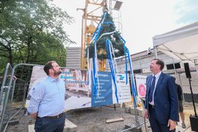Stadtdirektor Burkhard Hintzsche (r.) und IPM-Geschäftsführer Michael Köhler beim Richtfest am Montag, 15. August, an der Kita Kaldenberger Straße in Holthausen. Foto: Gstettenbauer