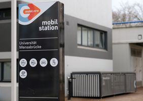 Die Mobilitätsstationen Universität Mitte und Universität Mensa bieten am Campus ab sofort verschiedene Mobilitäts- und Sharing-Angebote. Foto: Connected Mobility Düsseldorf