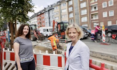 An der Sommer-Radwegebaustelle Auf´m Hennekamp, Katharina Metzker, Leiterin des Amtes für Verkehrsmanagement, und Projektleiterin Nadine Gundt, Amt für Verkehrsmanagement (v.r.) © Landeshauptstadt Düsseldorf, Ingo Lammert 