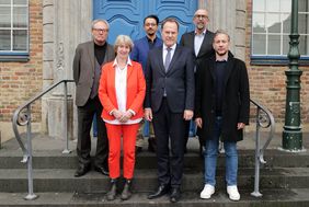 OB Dr. Keller (M.) mit (v.l.n.r.): Heinrich Fucks, Evangelische Kirche, Beate Plenkers-Schneider, Katholische Kirche, Redouan Aoulad-Ali, Kreis der Düsseldorfer Muslime, KDDM, Bert Römgens, Jüdische Gemeinde Düsseldorf, und Dr. Dalinc Dereköy, KDDM