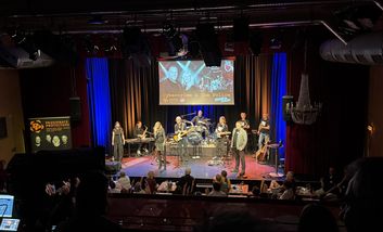 Bühne der Veranstaltung "Cybercrime and the Police" mit den Veranstaltern Insa Backe und Dirk Beerhenke sowie der Band "Regatta de Blanc"