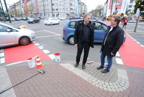 Foto von Mobilitätsdezernent Jochen Kral (l.) und Ralf Poppenborg, Verkehrsmanagement an der Kreuzung.. 