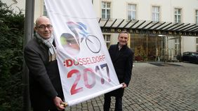 Hoteldirektor Bertold Reul und Oberbürgermeister Thomas Geisel hissen die "Team Düsseldorf 2017"-Flagge. Foto: Ingo Lammert