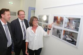 Einrichtungsleiterin Sabine Kucharczyk zeigt Stadtdirektor Burkhard Hintzsche (links) und Jugendamtsleiter Johannes Horn die Situation des Familienzentrums "Am Hackenbruch" vor den Baumaßnahmen. Foto: Ingo Lammert