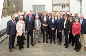 Oberbürgermeister Thomas Geisel, Landtagspräsident André Kuper inmitten der neugewählten LandtagsabgeordnetenLandeshauptstadt Düsseldorf/Uwe Schaffmeister
