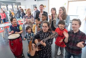 Die Heine-Kids, Band der Heinrich-Heine-Grundschule, mit dabei (hintere Reihe v.l.) Ursula Holtmann-Schnieder, Vorsitzende Jugendhilfeausschuss, Stadtdirektor Burkhard Hintzsche, Barbara Kehry, Leiterin der JFE, und Marie Rauschen, Leiterin der Band-AG