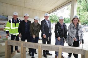 Beim Richtfest wurde symbolisch der letzte Nagel eingeschlagen (v.l.): Jörg Hogrefe, Burkhard Hintzsche, Schulleiterin Birgit Planken, Andreas Schmitz, Bürgermeister Wolfgang Scheffler und Prof. Dr. Edeltraud Vomberg. Foto: Ingo Lammert