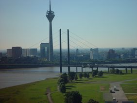 Eine Pylonprüfung steht bei der Rheinkniebrücke an