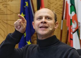 Moritz Führmann, Schauspieler und seit 2009/2010 Ensemblemitglied des Düsseldorfer Schauspielhauses, rezitierte bei diesem Empfang alternierend Gedichte von Heinrich Heine.